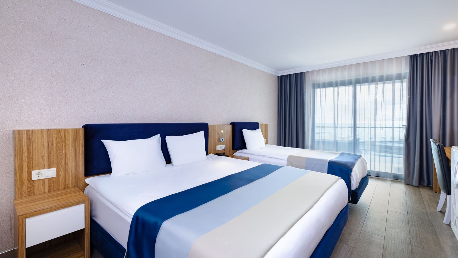 rooms-jacuzzi-deluxe-suite-sea-view