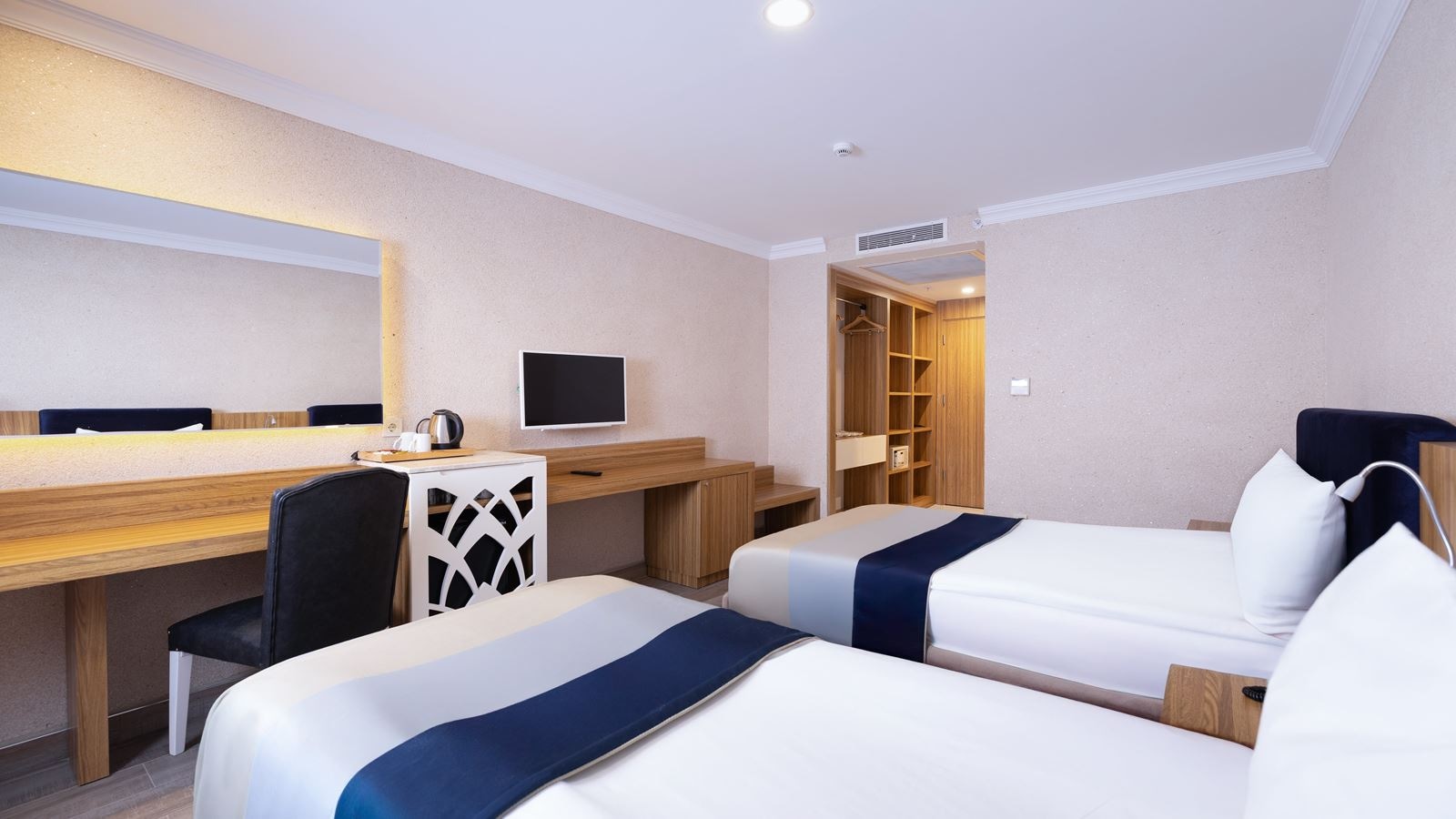 rooms-jacuzzi-deluxe-suite-sea-view