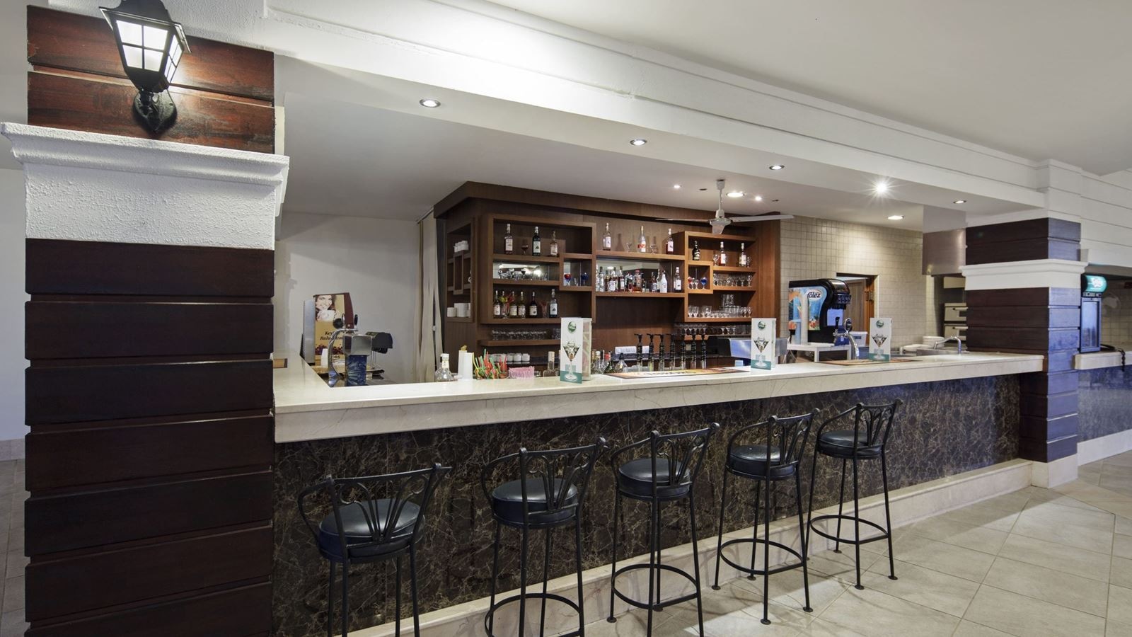 bars-queens-lobby-bar