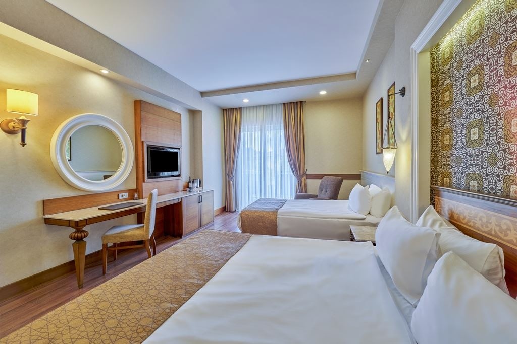 rooms-deluxe-pool-room