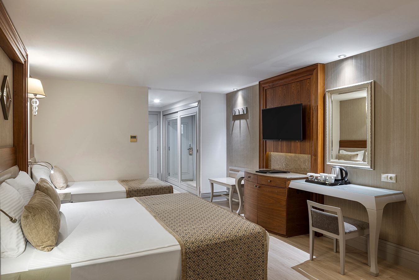 rooms-large-jacuzzi-room