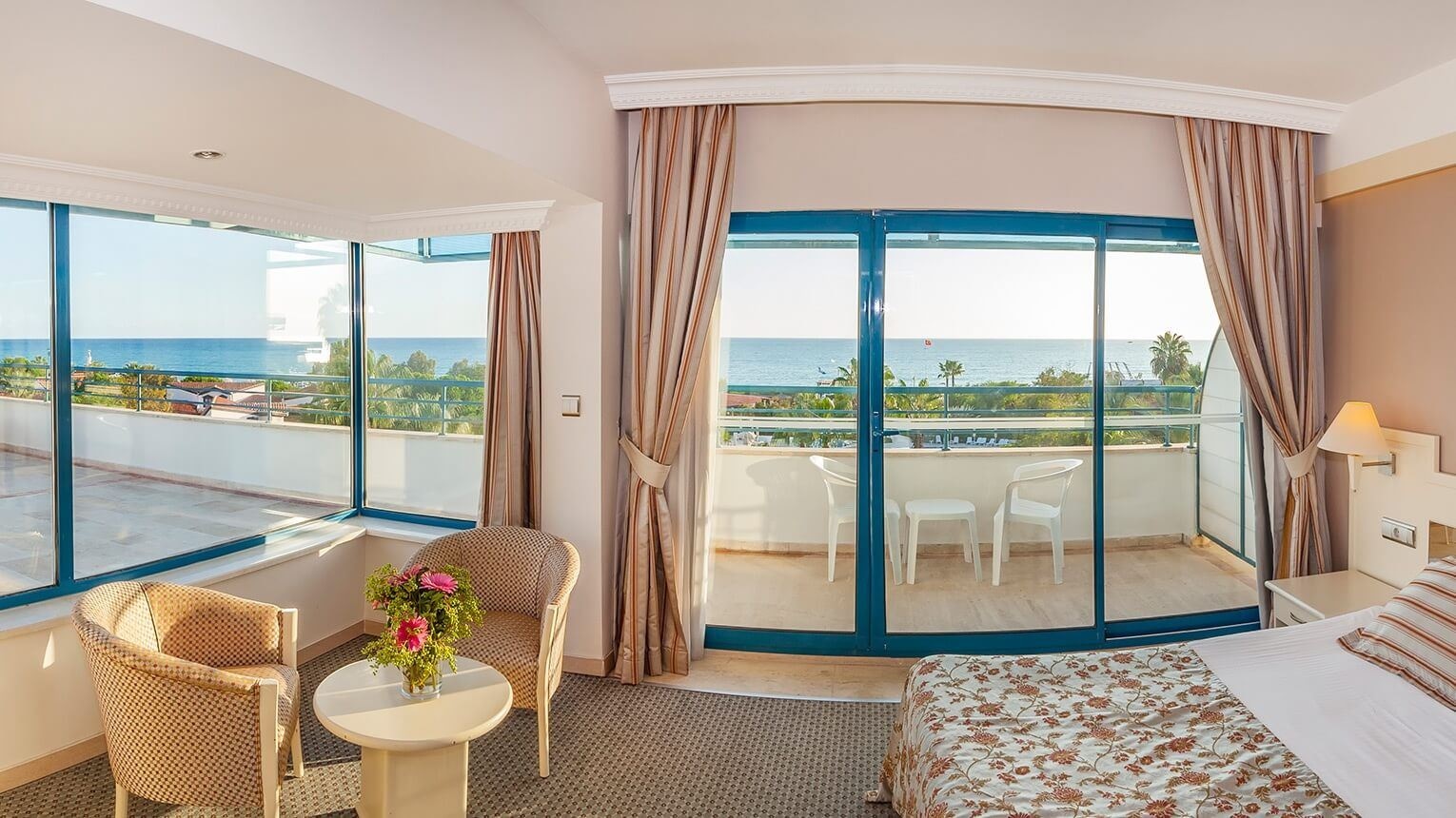 rooms-hotel-corner-terrace-room