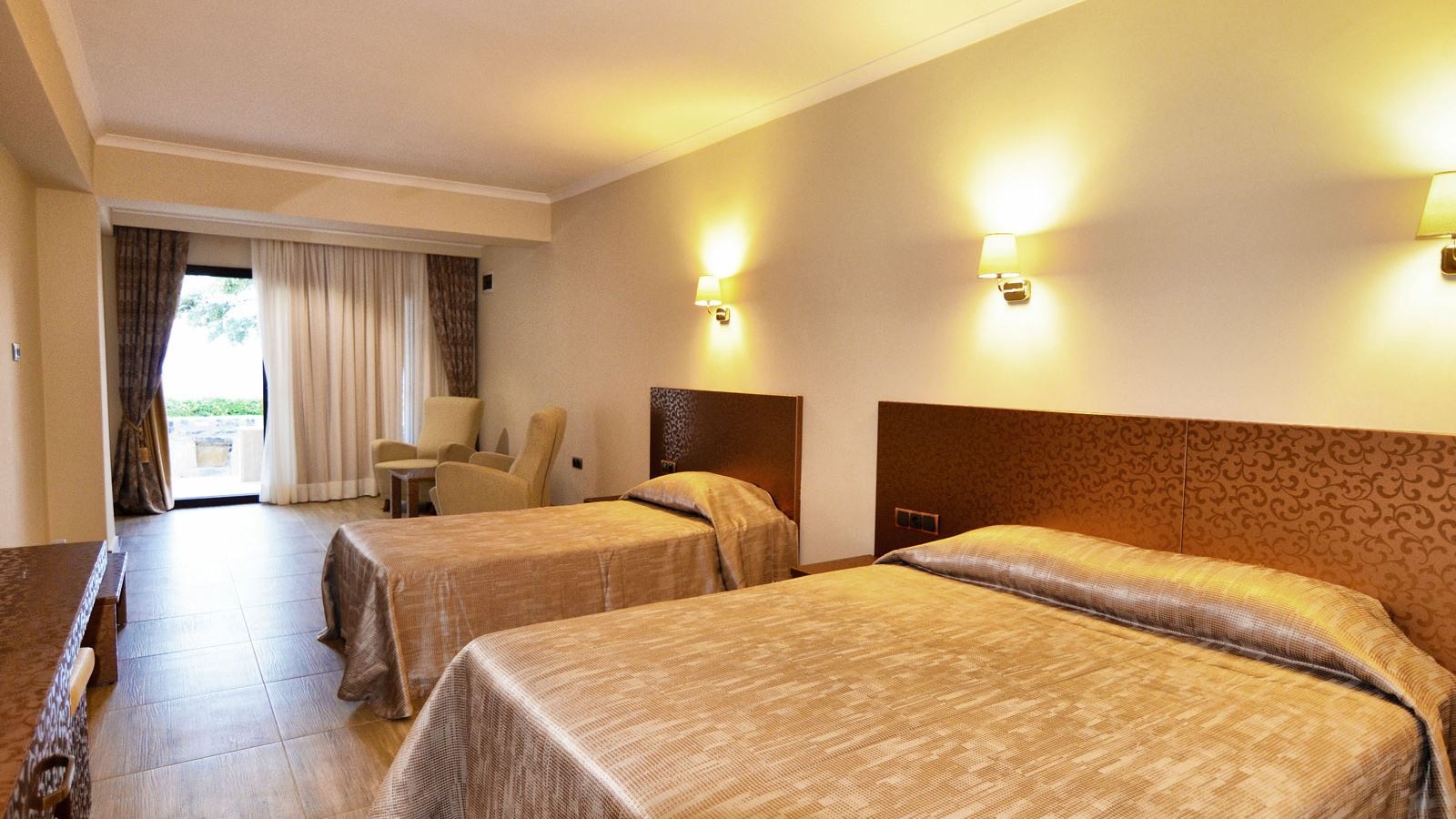 rooms-deluxe-room-side-sea-view