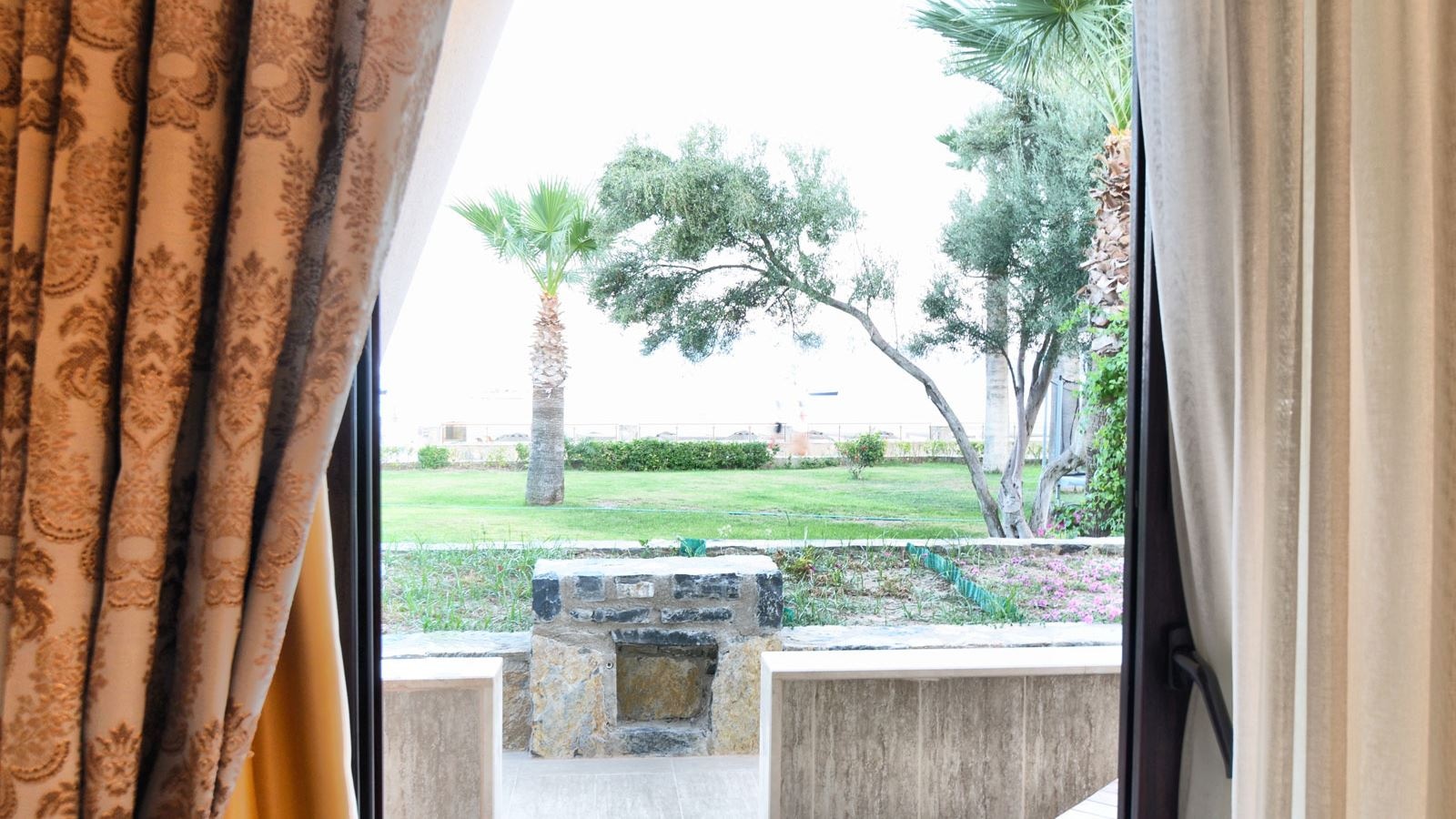 rooms-deluxe-room-side-sea-view