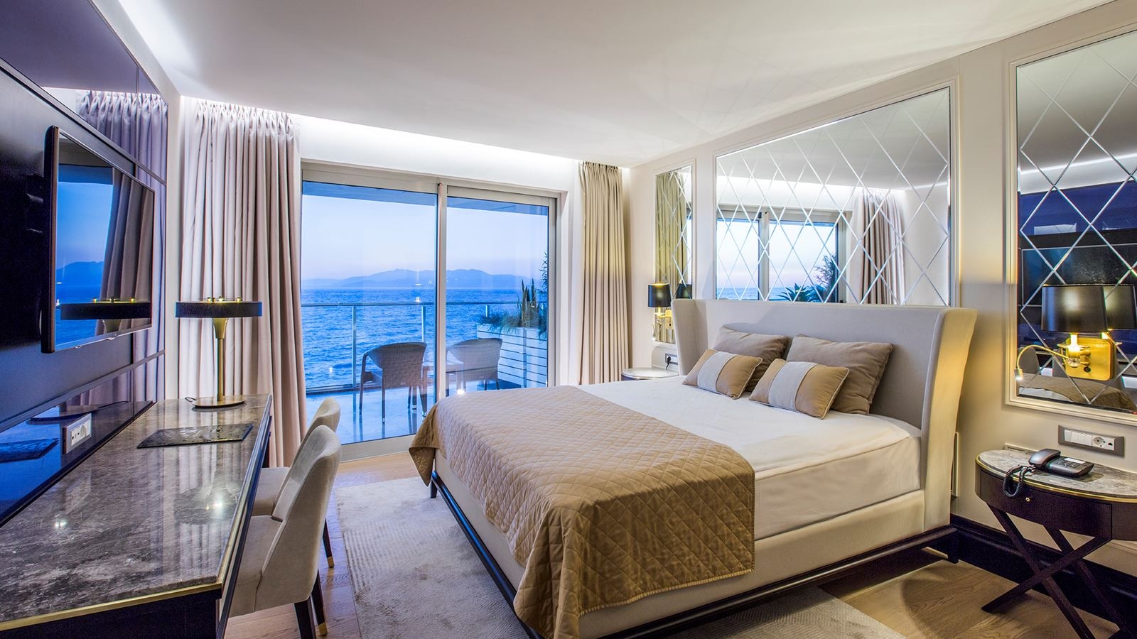 rooms-superior-room-seaview-balcony