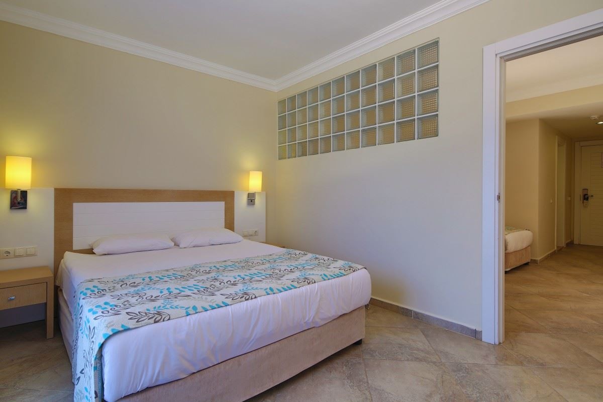 rooms-family-room-land-view