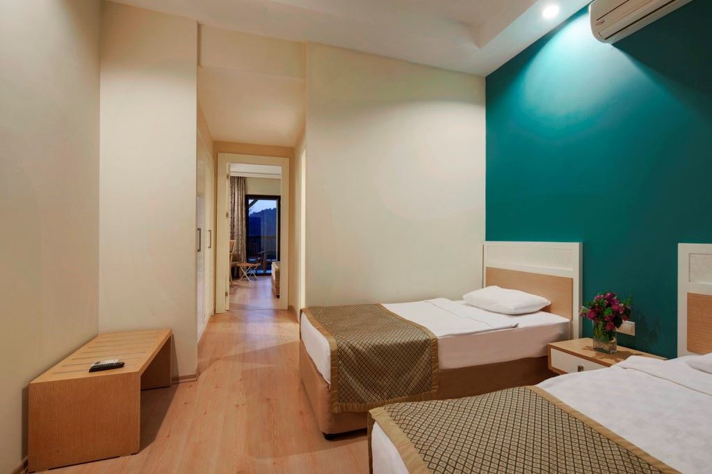 rooms-family-room-land-view