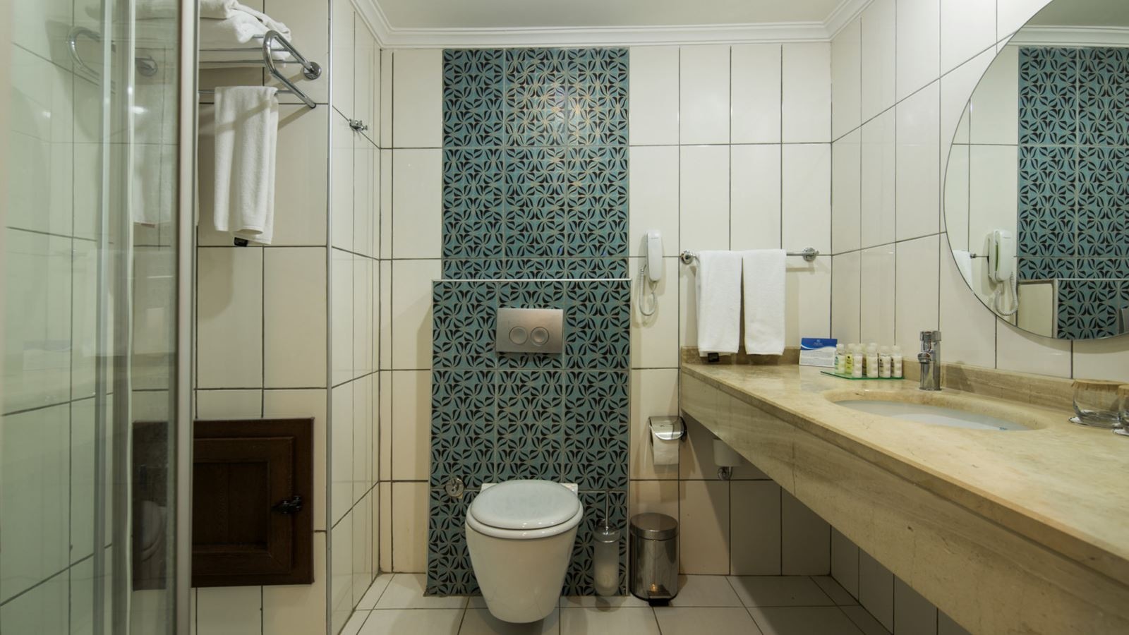 rooms-family-room-land-view