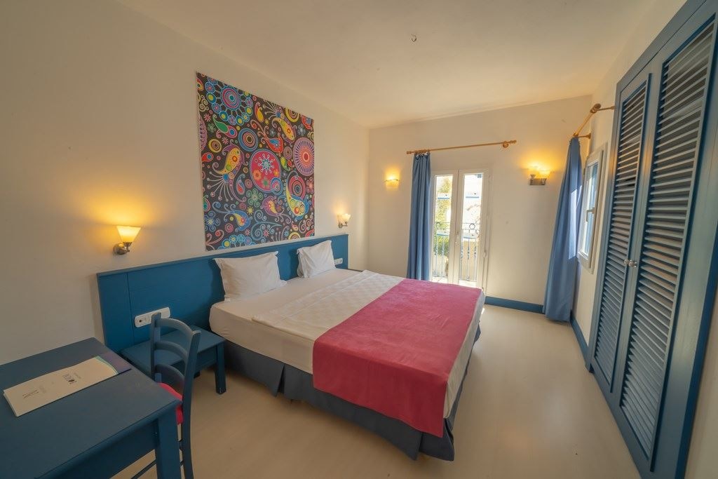 rooms-club-family-room