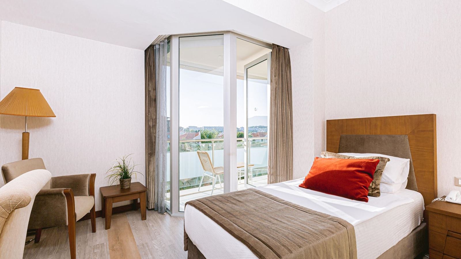 rooms-single-standart-room