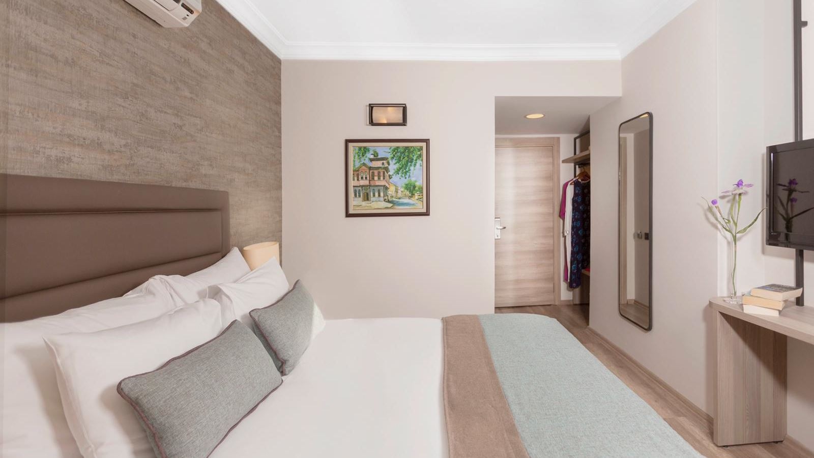 rooms-standard-land-view-room