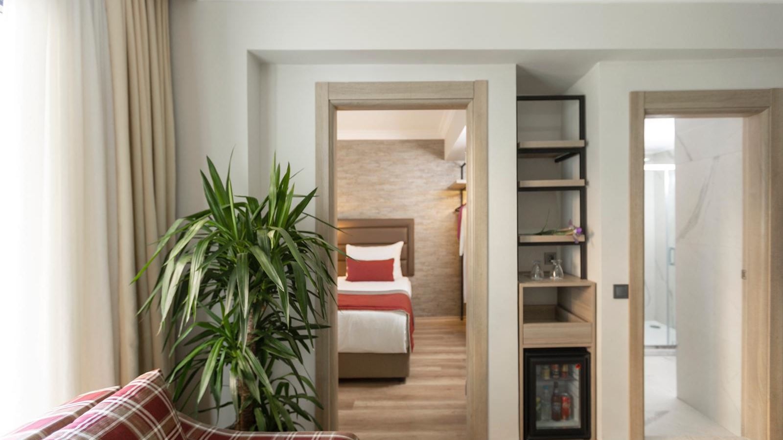 rooms-junior-pool-view-room