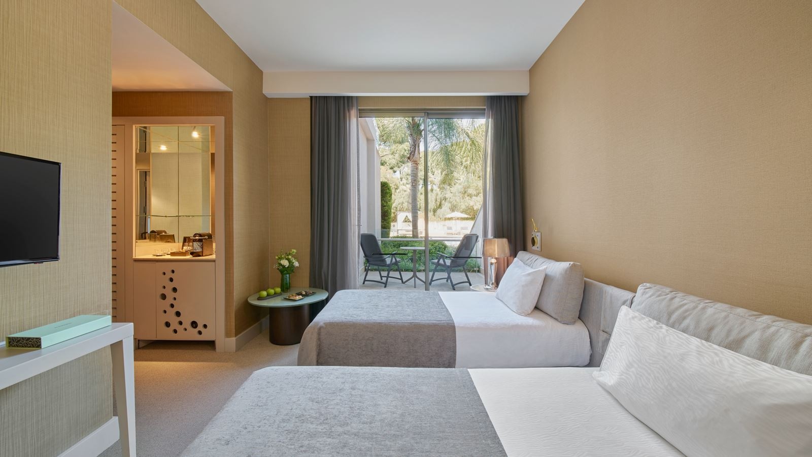 rooms-terrace-laguna-family-suite