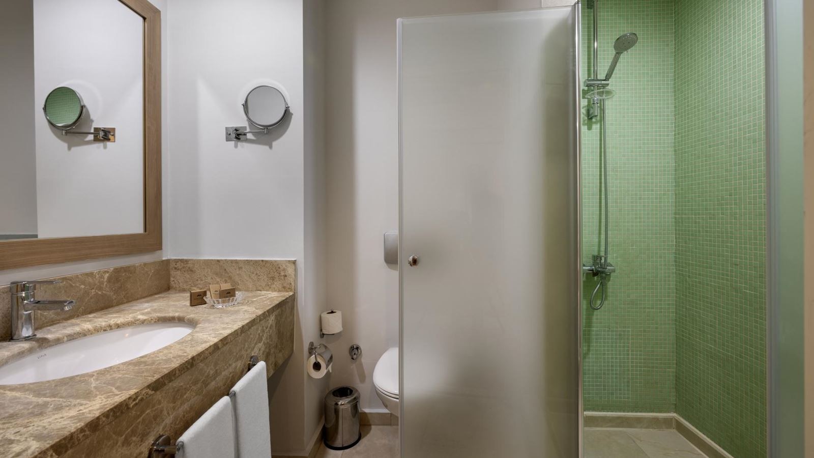 rooms-hotel-standard-room-lake-view