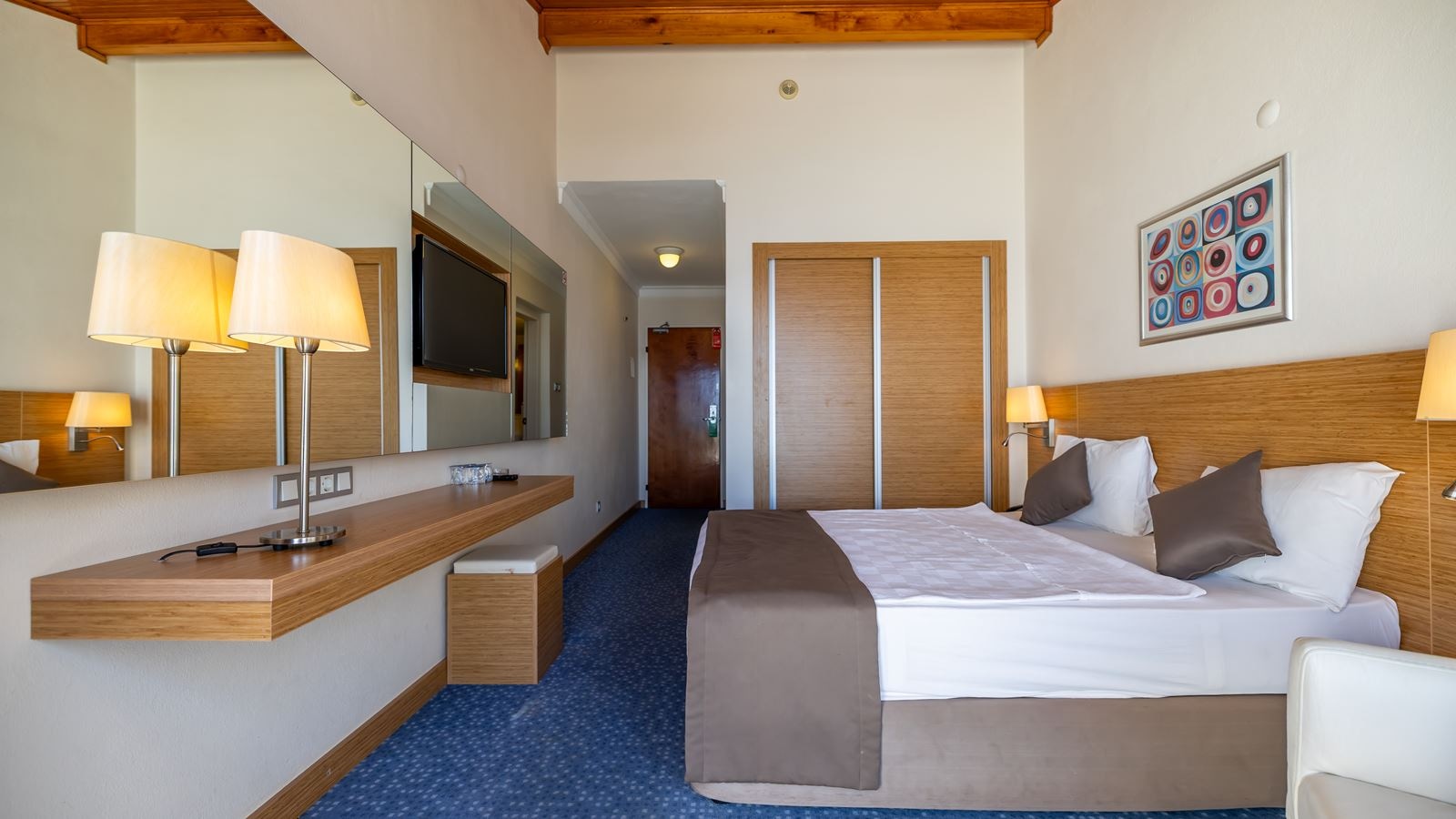 rooms-best-price-room-land-view