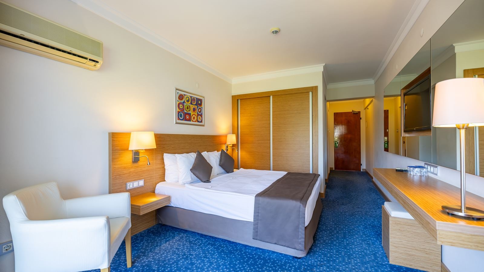 rooms-best-price-room-land-view