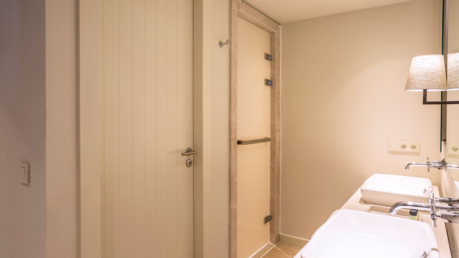 rooms-family-2-bedrooms-main-building