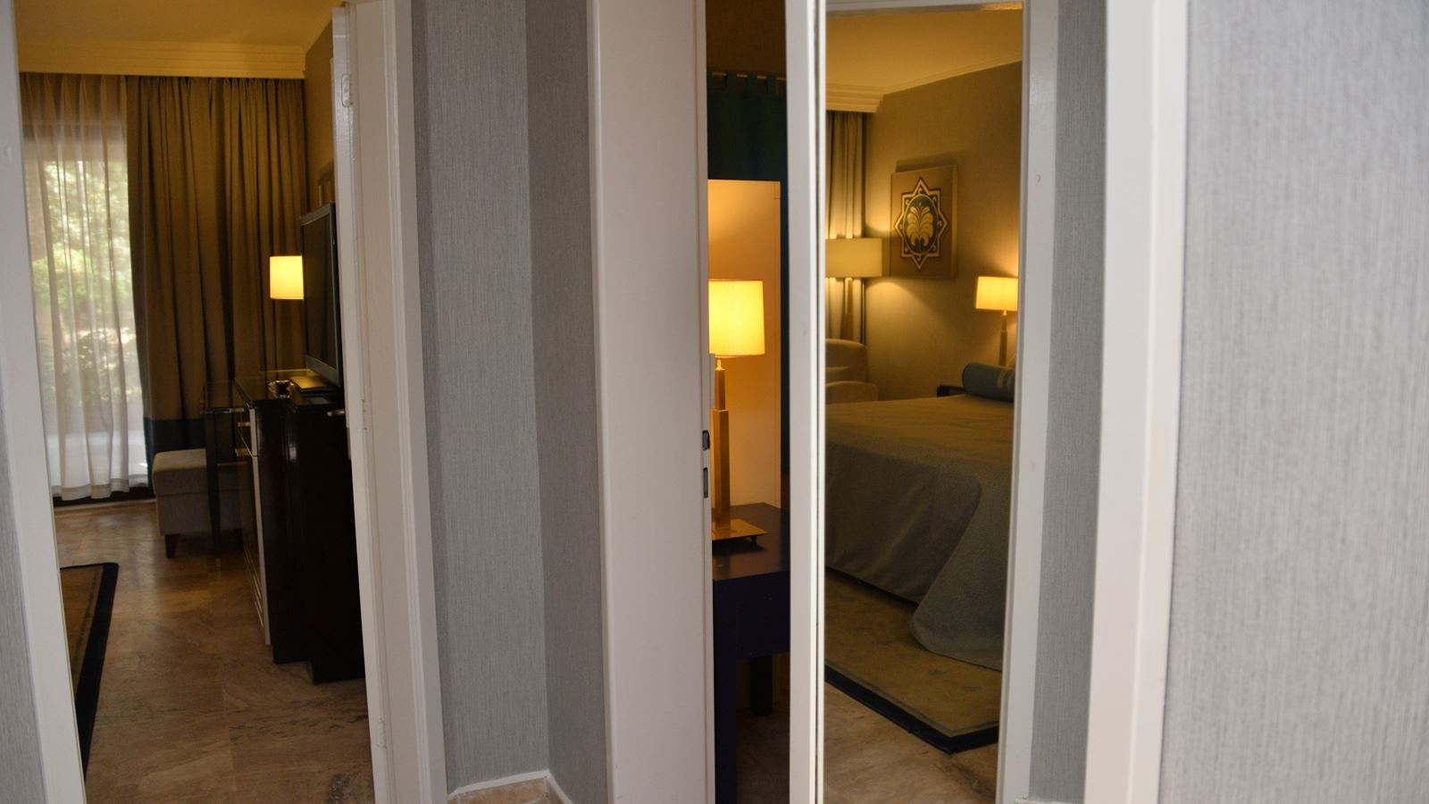 rooms-deluxe-lifestyle-family-room