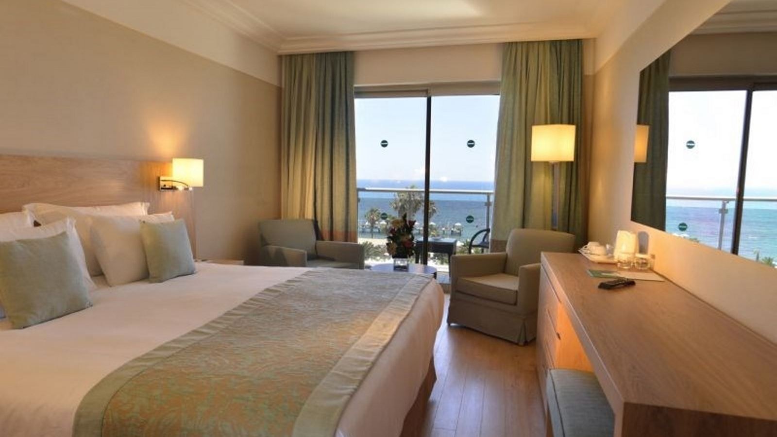 rooms-deluxe-family-room-sea-view