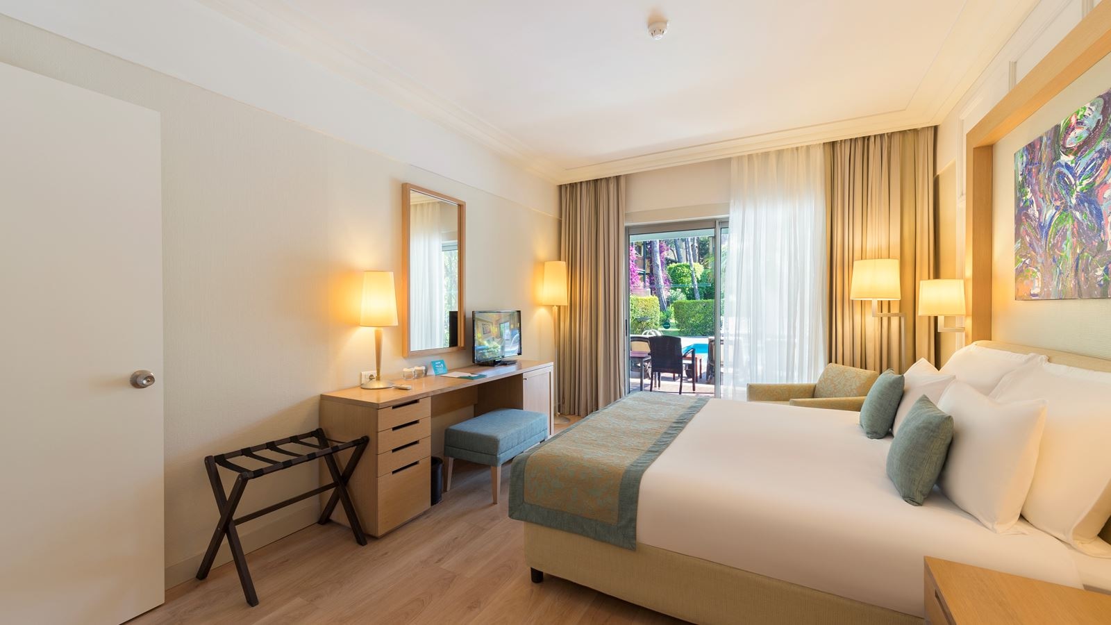 rooms-lake-house-swim-up-with-terrace