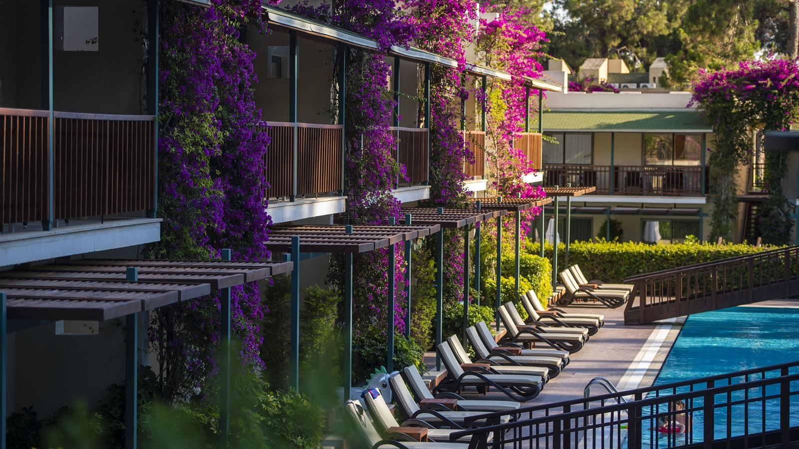 rooms-lake-house-pool-view-2-bedrooms-with-balcony