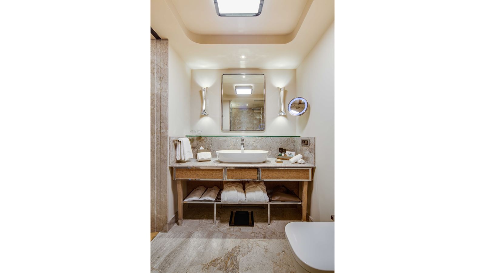 rooms-deluxe-pool-view-room