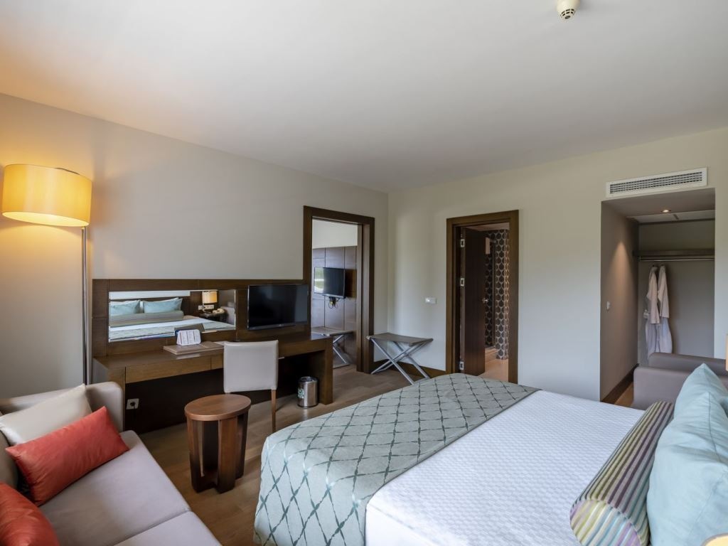 rooms-family-suit-sea-view-room