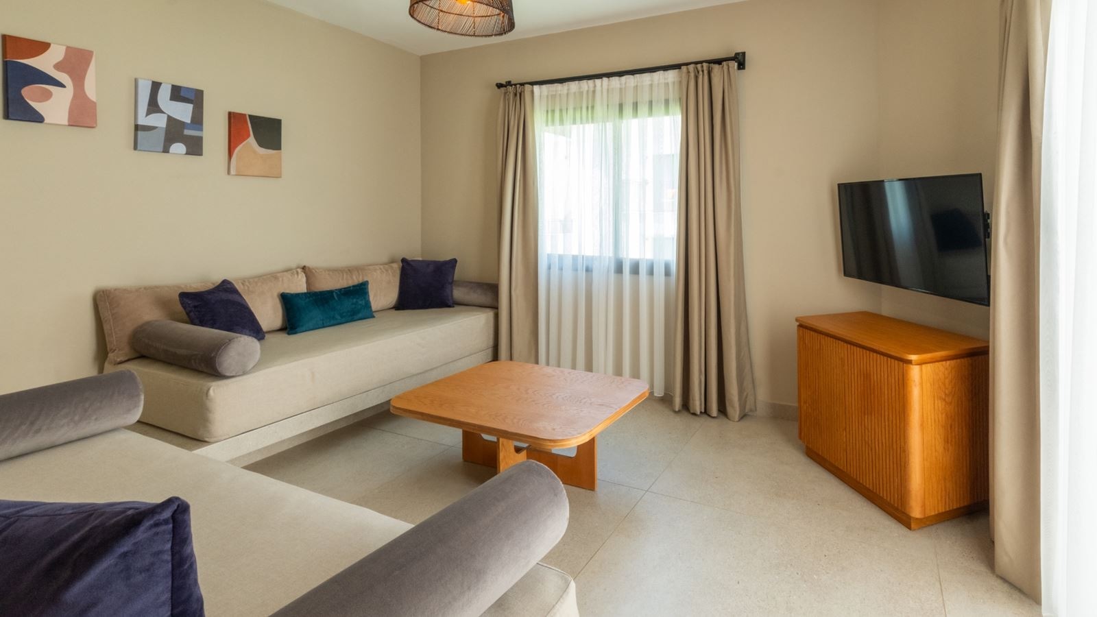 rooms-deluxe-family-room