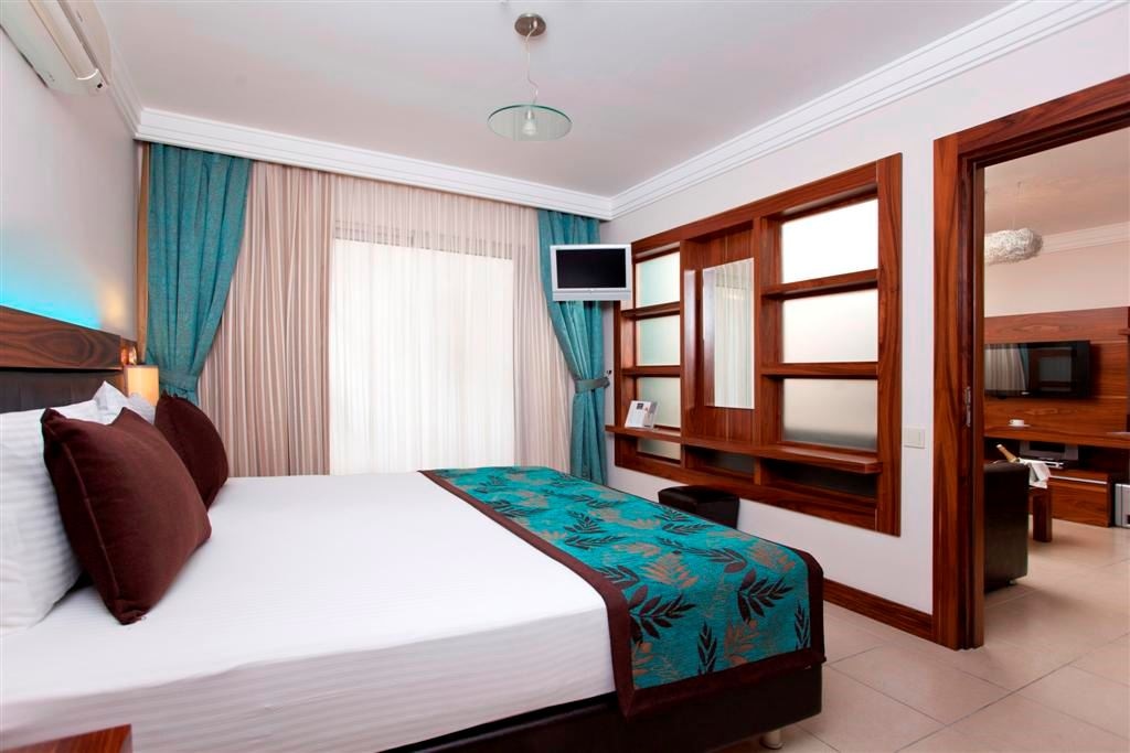 rooms-deluxe-king-suite-room