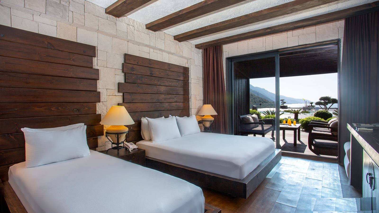 rooms-deluxe-room-terrace