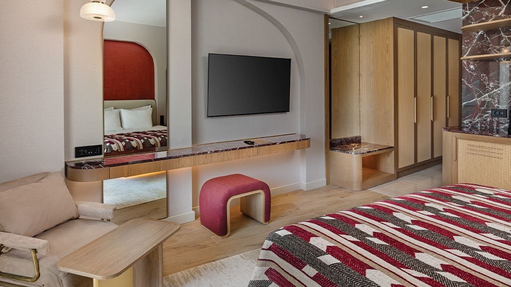 rooms-superior-pool-access-via-stairs