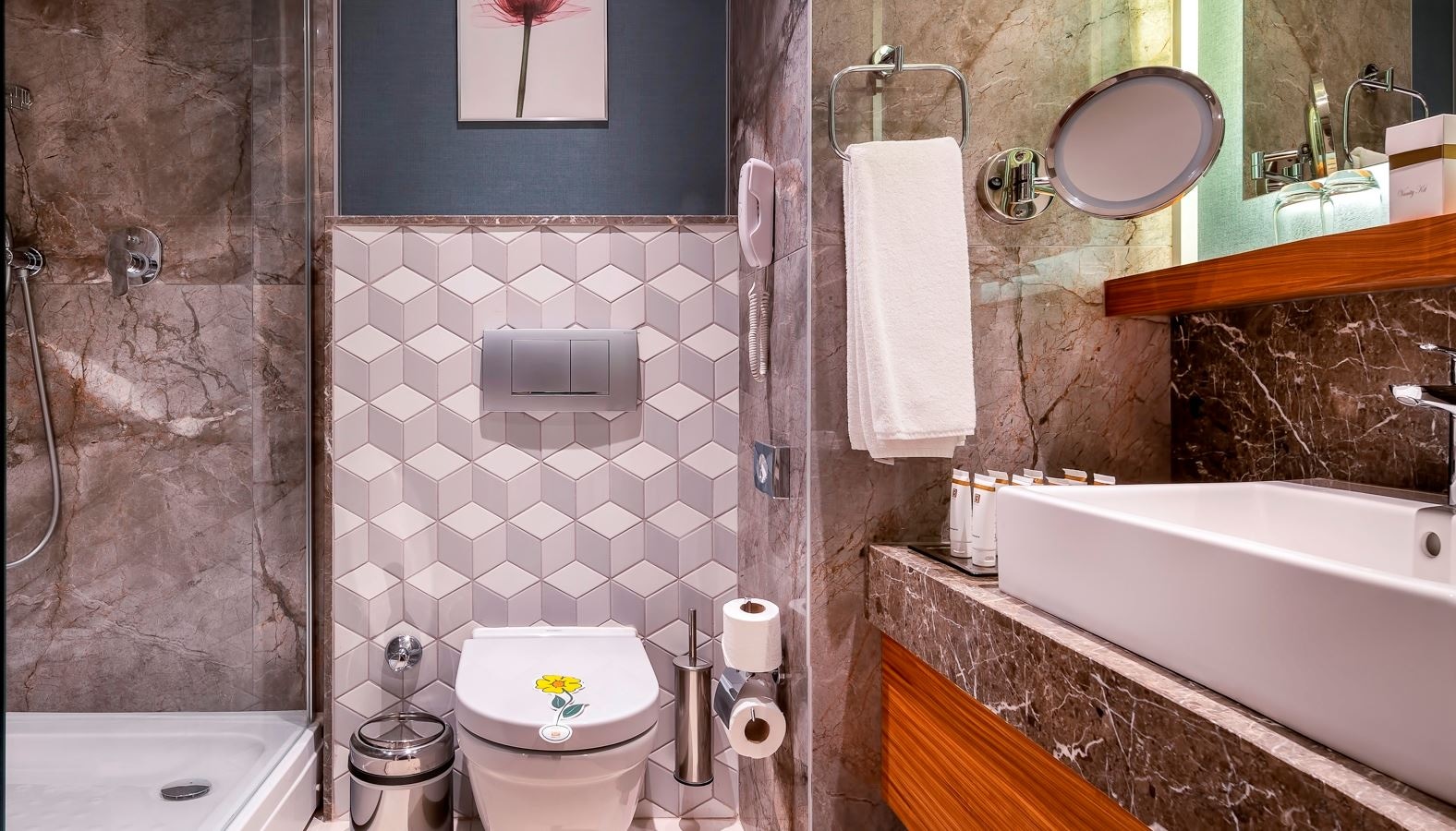 rooms-quadro-room-land-view