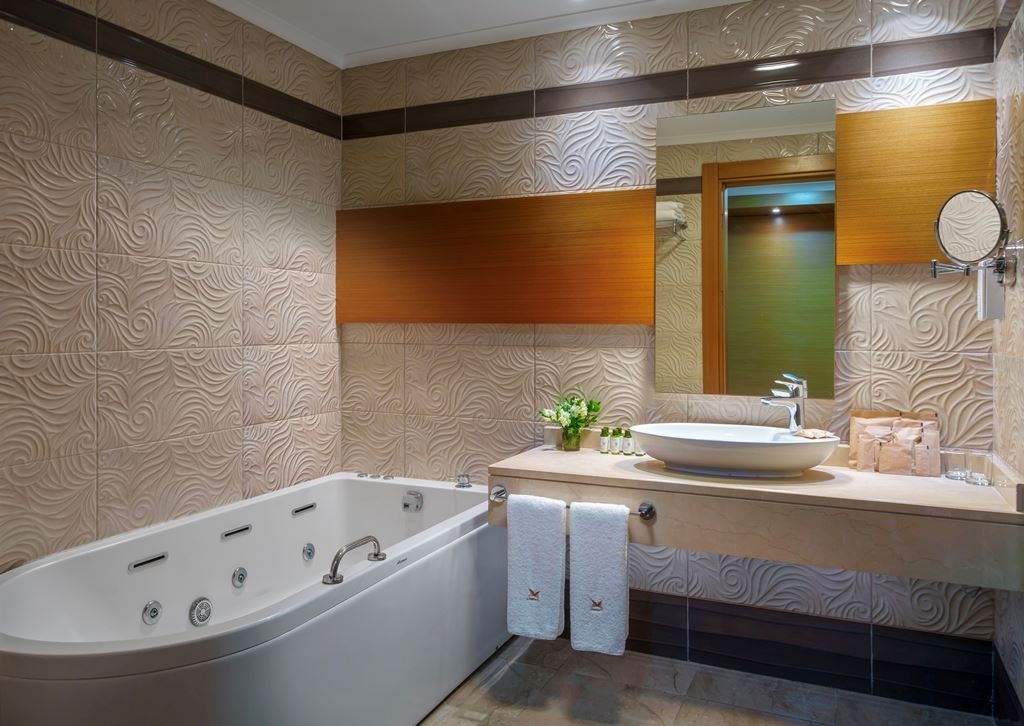 rooms-deluxe-room-side-sea-view