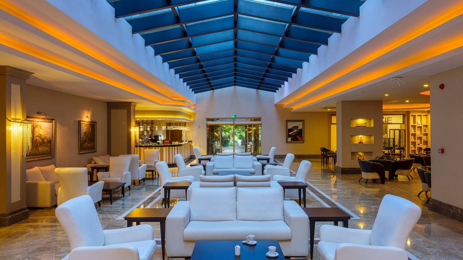 bars-queens-lobby-bar