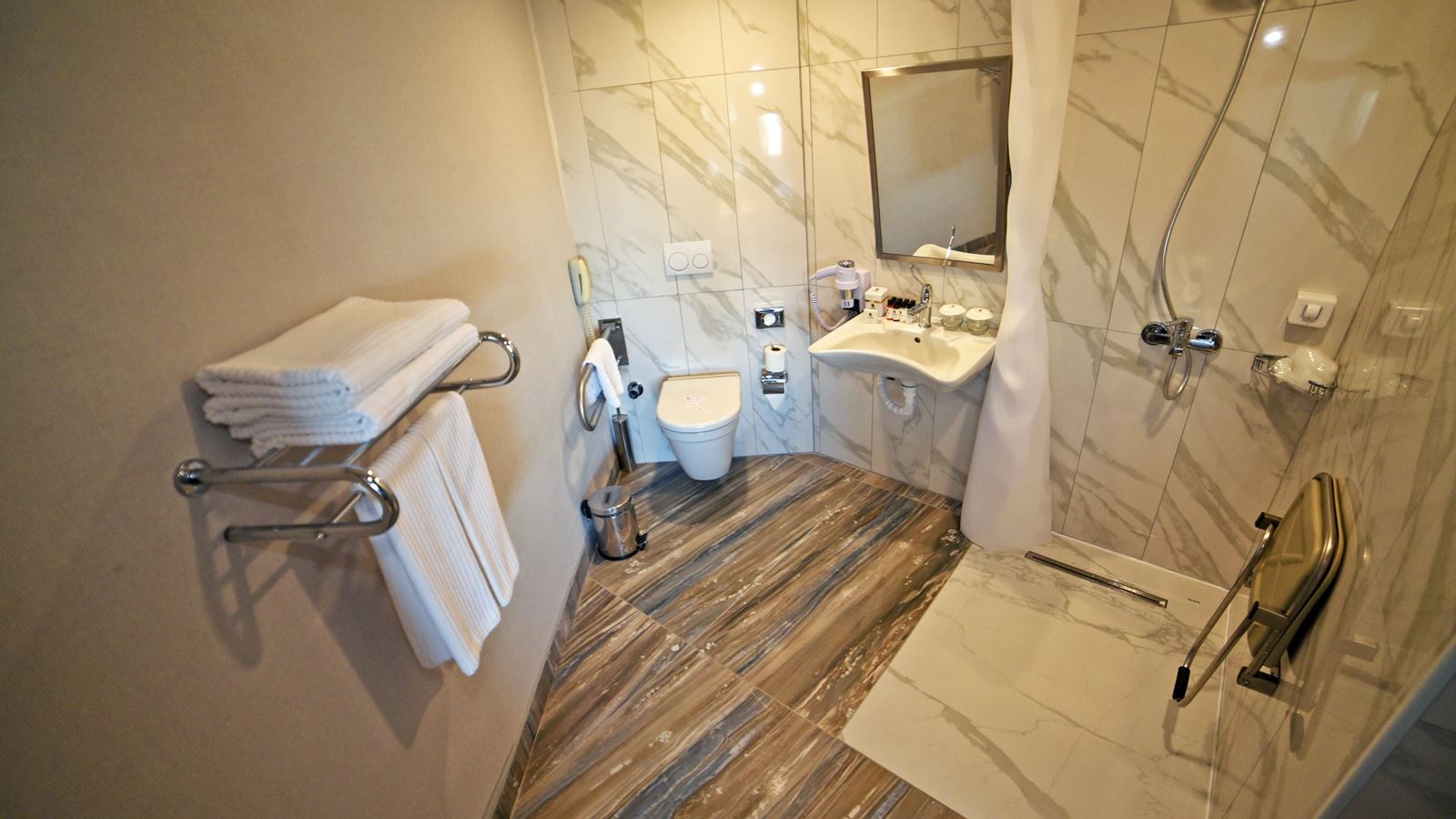 rooms-superior-standard-handicapped-room