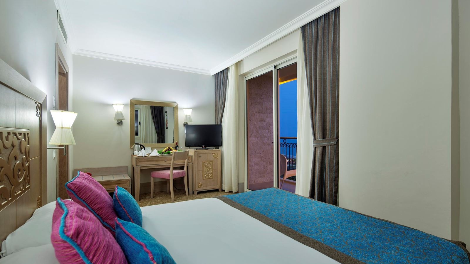 rooms-family-room-side-sea-view-2-bedrooms