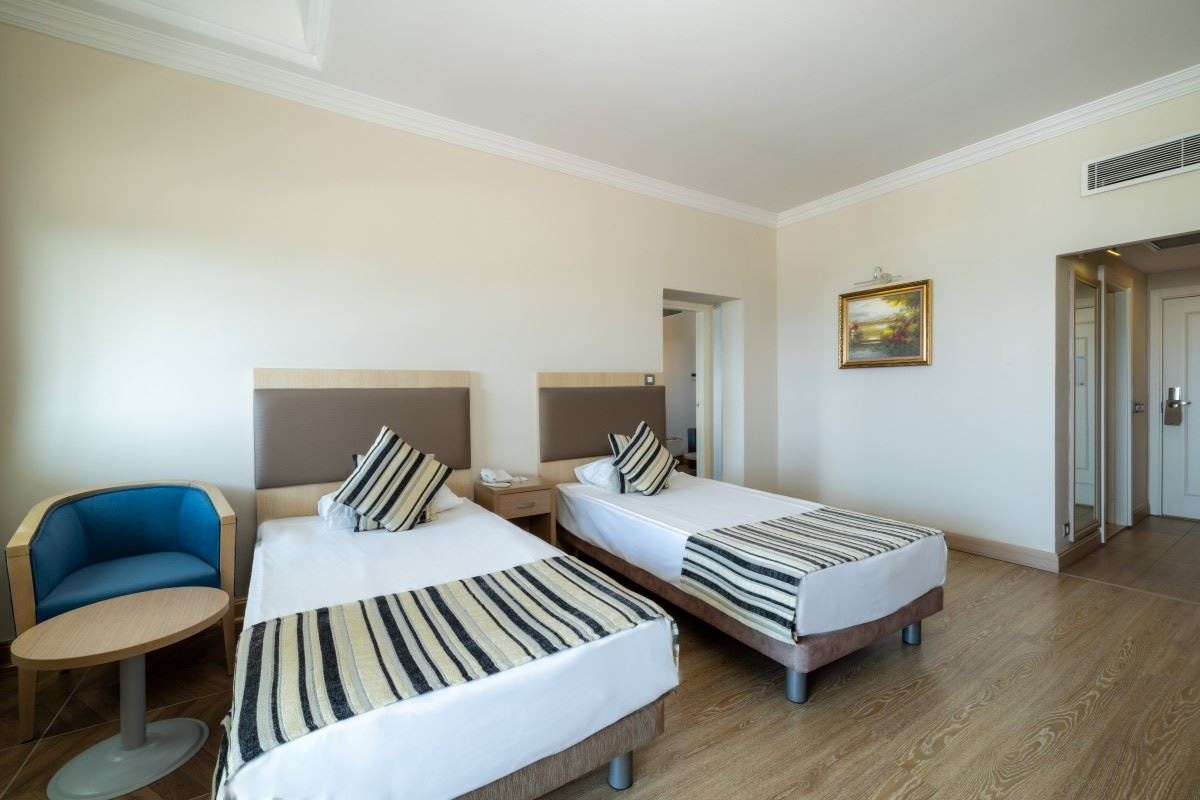 rooms-family-room-land-view