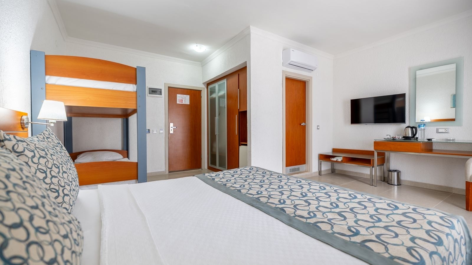 rooms-family-room-with-bunkbed