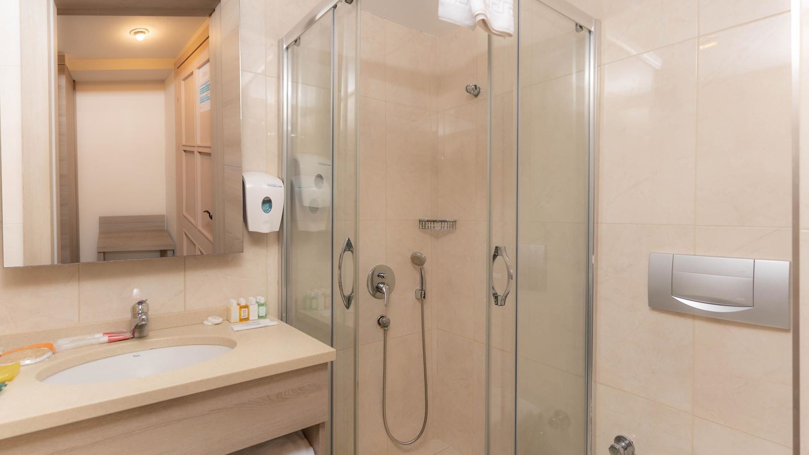 rooms-club-junior-family-room-with-bunkbed