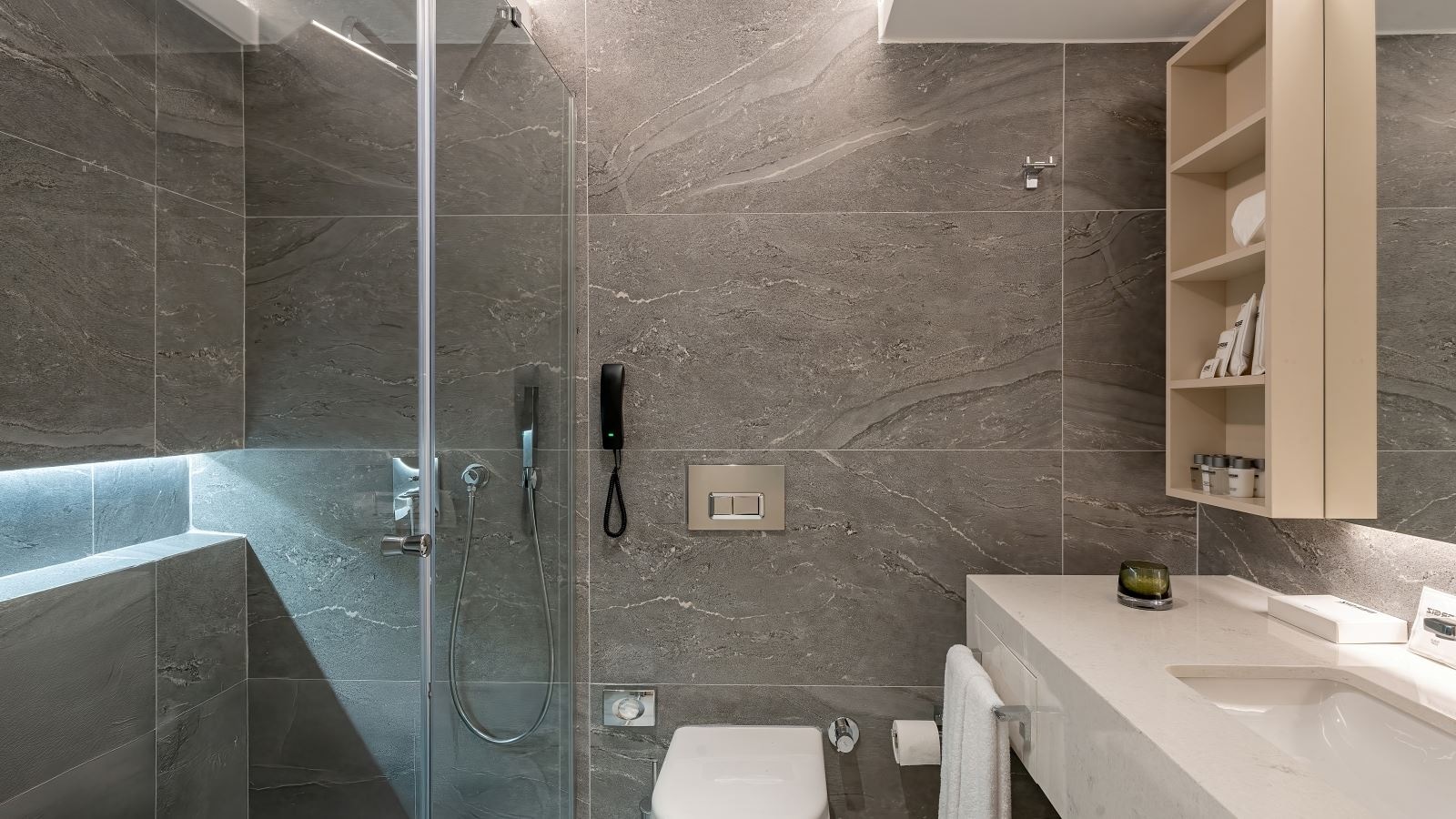 rooms-deluxe-family-room