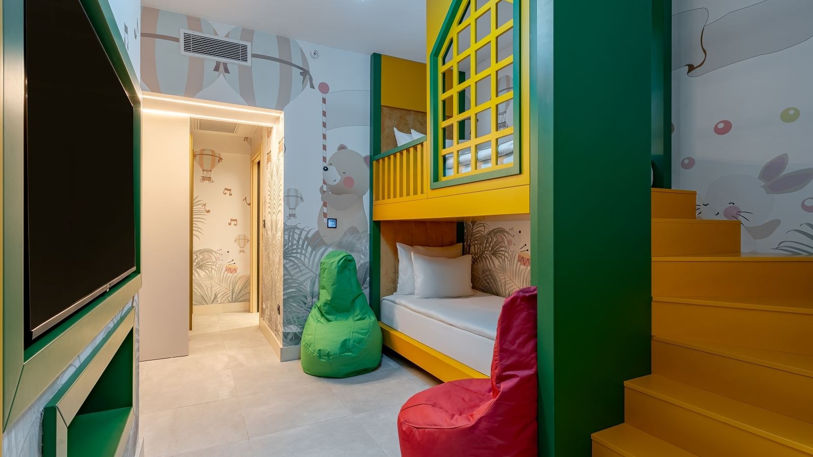 rooms-deluxe-family-room