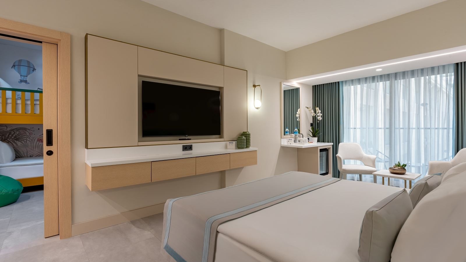 rooms-deluxe-family-room