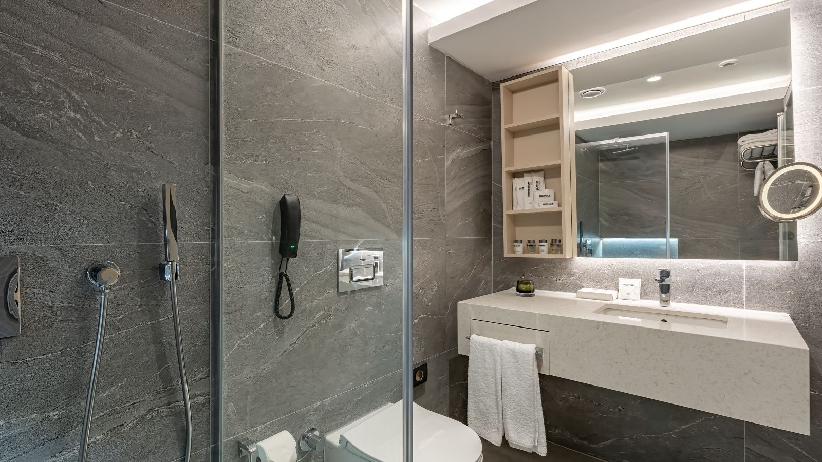 rooms-deluxe-superior-family-room