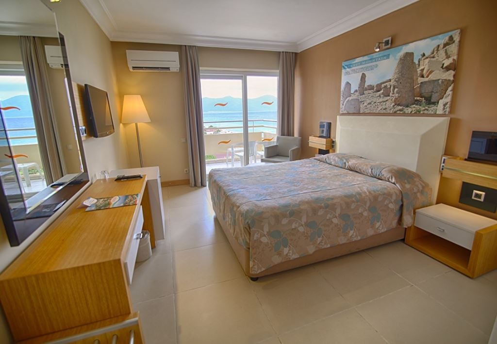 rooms-standard-room-sideseaview-balcony-or-terrace