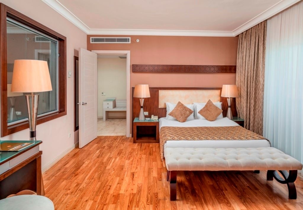 rooms-family-room-land-view