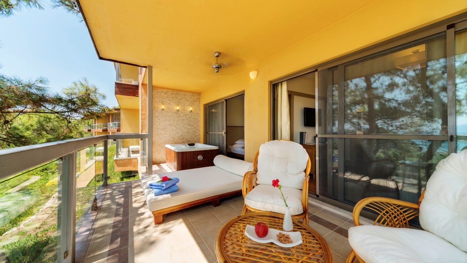 rooms-suite-classic-jacuzzi-sea-view-suis1