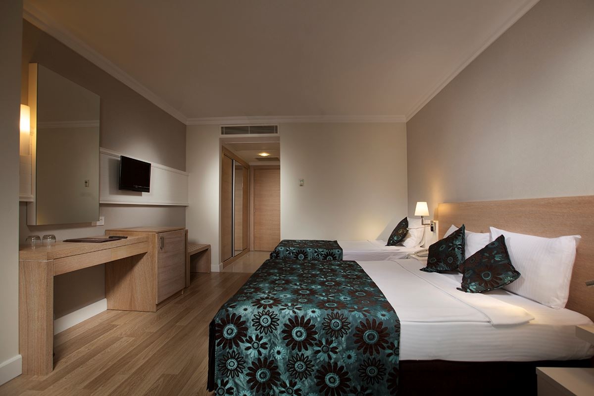 rooms-standard-pool-view