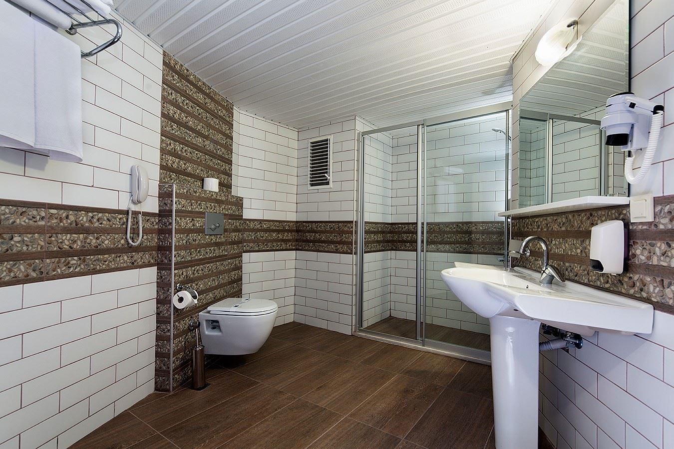 rooms-family-room-with-bunkbed