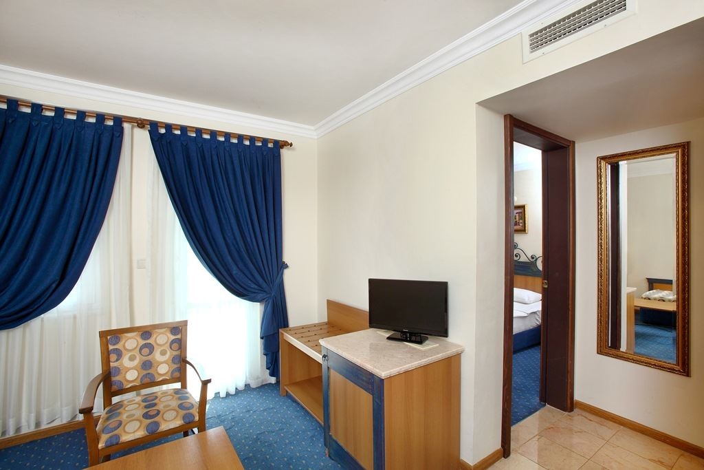 rooms-coral-room-family-land-view