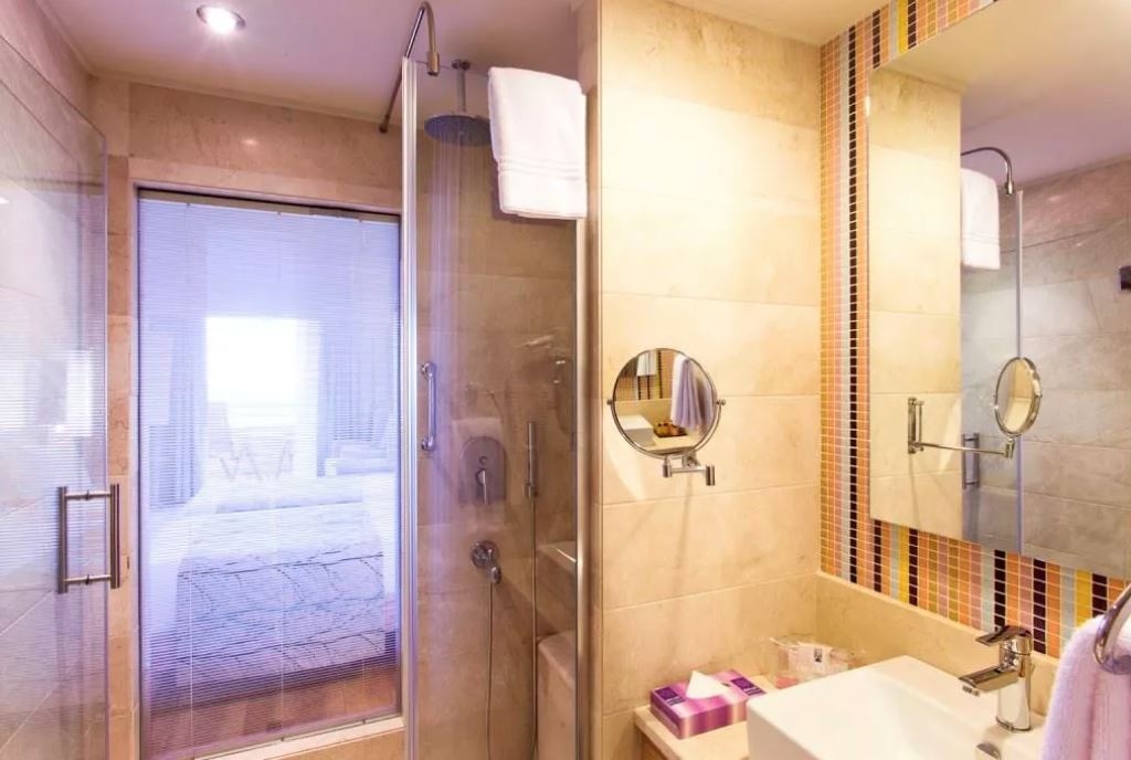 rooms-large-room-side-sea-view